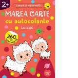 Marea carte cu autocolante. La zoo (2+)